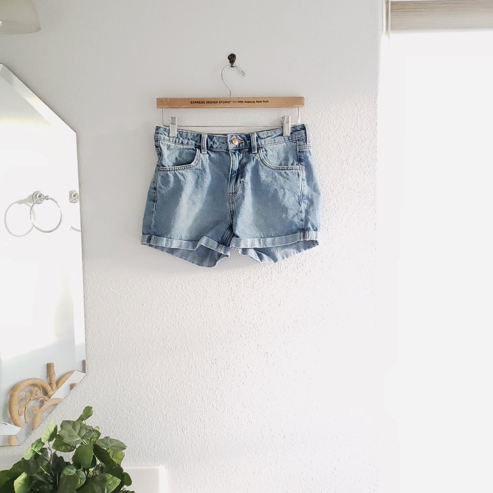 H&M Regular Waist Shorts Light Wash Size 6